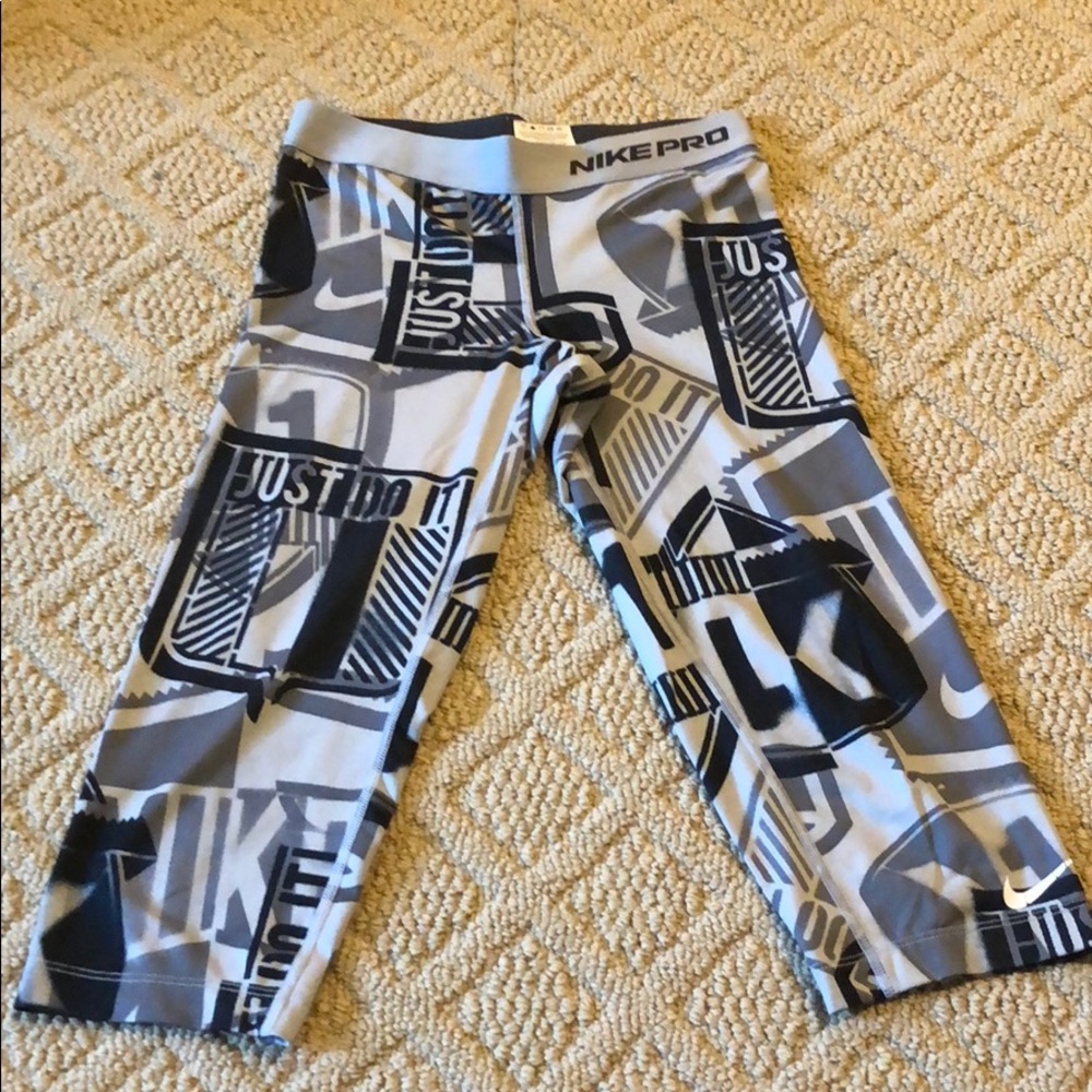 Nike crop leggings SMALL graphic design
